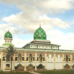 masjid al markaz al ma'arif depan